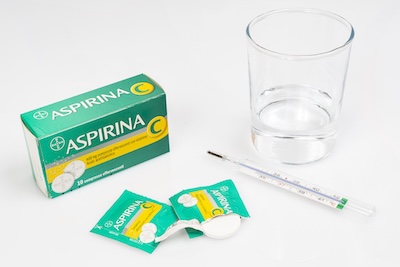 imatge amb un capsa d'aspirines i un got