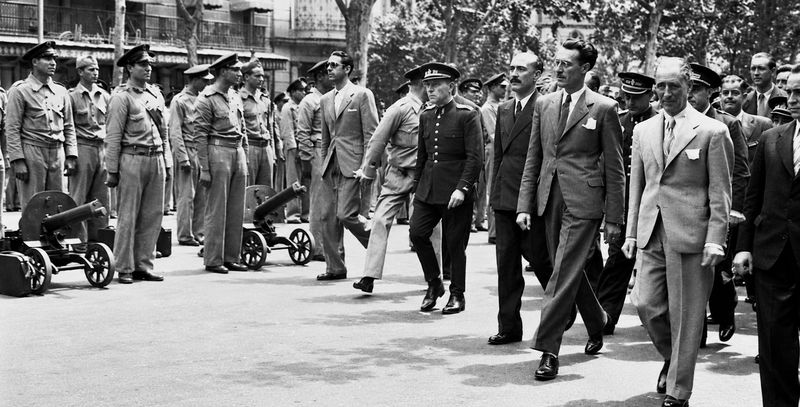 Lluís Companys i Antoni Maria Sbert passen revista a les tropes enviades a Barcelona durant els Fets de Maig de 1937