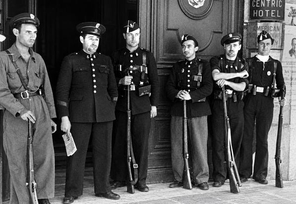 Guàrdies d’assalt armats davant la seu de Ràdio Associació de Catalunya durant els Fets de Maig de 1937, a Barcelona.