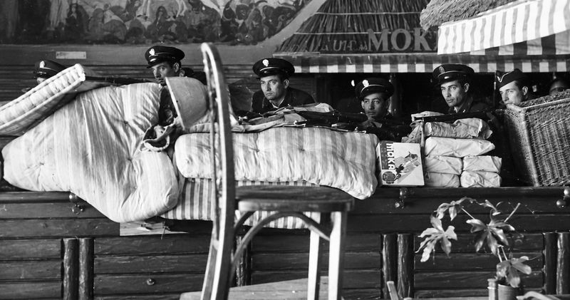 Guàrdies d'assalt parapetats a l'interior de la seu de Ràdio Associació de Catalunya durant els Fets de Maig de 1937.