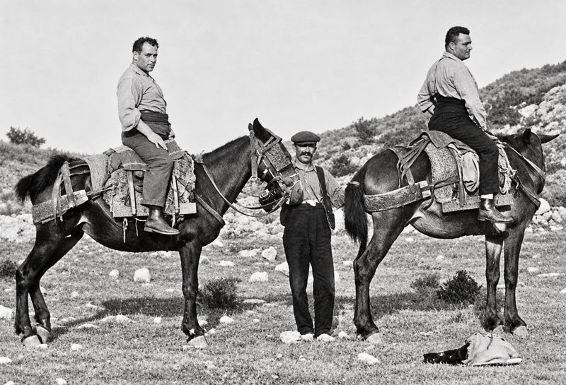 Joan Amades i els seus acompanyants durant una expedició de recerca folklòrica per terres catalanes.