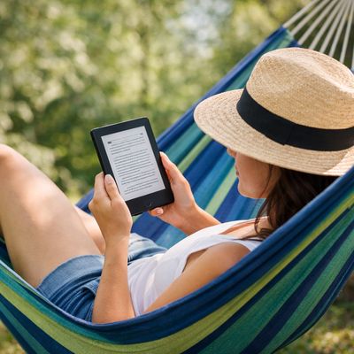 Persona llegint un llibre digital en una hamaca, símbol de l’accés lliure i legal a la lectura