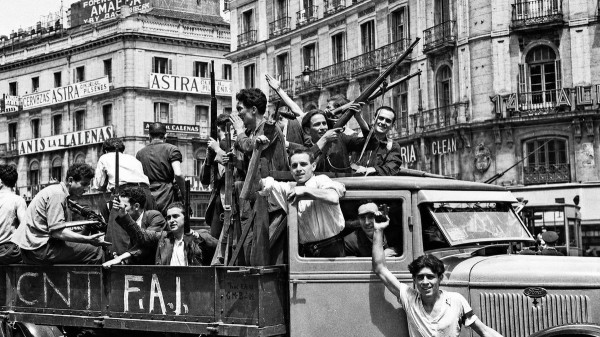 Escamot vinculat a la CNT-FAI en un camió pels carrers de Barcelona durant la Guerra Civil.