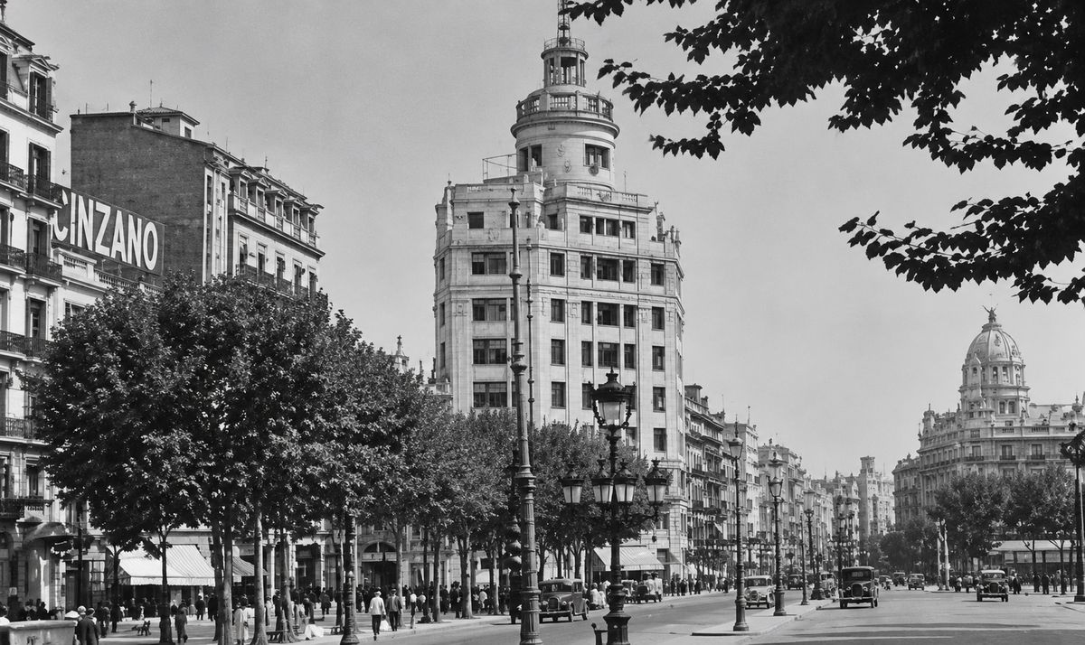 Edifici de la Telefònica i entorn de la plaça de Catalunya de Barcelona durant els anys trenta.